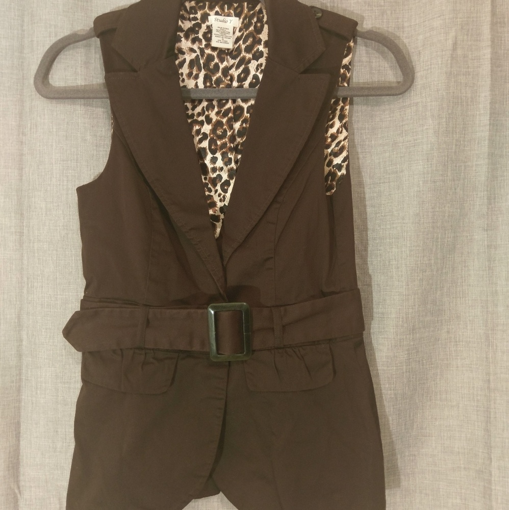 Sleevless blazer